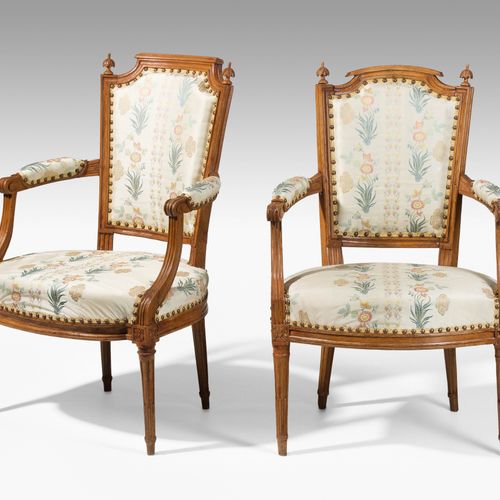 Ein Paar Fauteuils Louis XVI c. 1800. Hêtre. Cadre semi-circulaire sur pieds con&hellip;