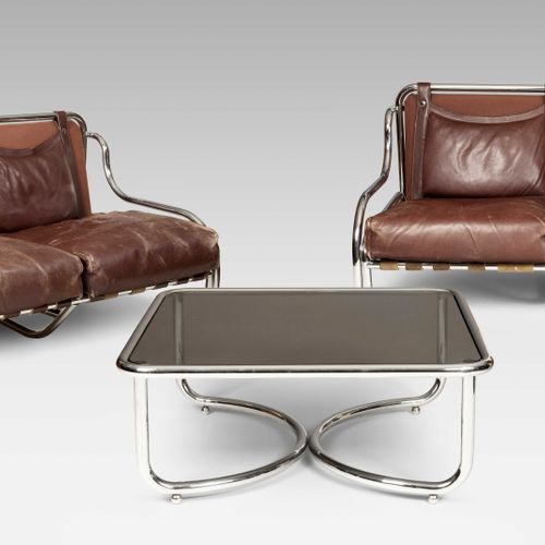 GAE AULENTI 2张沙发 "Stringa "和边桌。设计：1965年。 执行：波尔特诺瓦。铬钢，皮革，烟熏玻璃。未标明。沙发：130x85x73，座位&hellip;