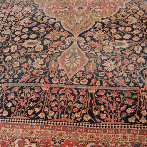 Kashan-Mohtasham 卡山-莫赫塔沙姆

Z波斯，约1900年 优雅和非常精细的编织地毯。午夜蓝色的中央场地上装饰着一个粉红色的中央奖章，上面开满了&hellip;