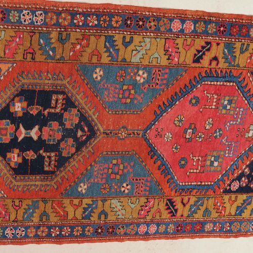 HERIZ Heriz

Noroeste de Persia, c. 1910. En el campo central, de color terracot&hellip;