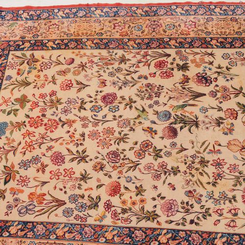 Isfahan 伊斯法罕

Z波斯，约1960年。丝绸经线，绒毛材料为软木羊毛和丝绸。米色的地面上到处都是精心绘制的花卉图案，图案种类繁多，无休止的重复，两边是&hellip;