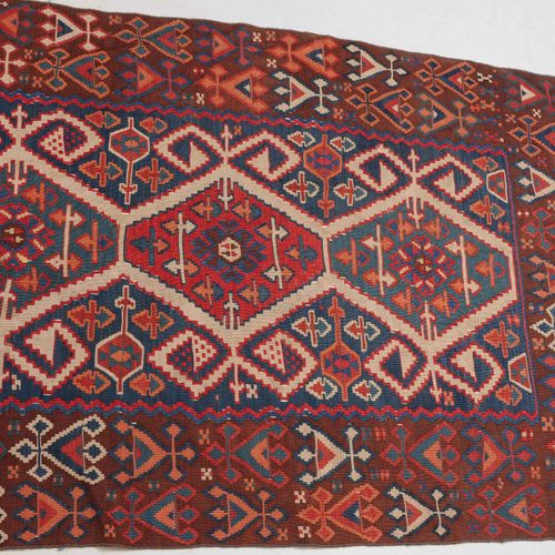 Aydin-Kelim 艾登-凯利姆

Z土耳其，约1910年。6个绿松石和红色的八角形交替排列在蓝色的中央区域，每个八角形都装饰有一个带钩的钻石，两边是风格化&hellip;