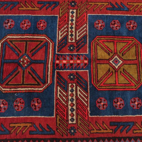 KARABAGH Karabagh

高加索南部，约1930年。3个蓝色的相互连接的长方形安放在红色的中心区域，内部装饰着时尚的八角形，两侧是几何图形的装饰元素&hellip;