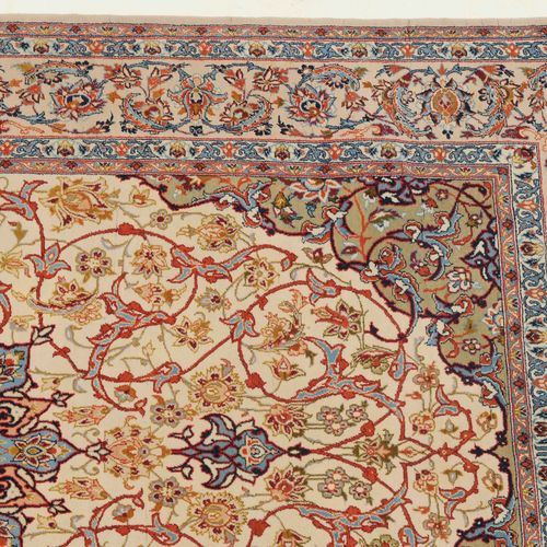Isfahan 伊斯法罕

Z波斯，约1960年。 软木羊毛绒材料，丝绸经线。米黄色的场地上有一个对比强烈的8格圆形星形奖章，上面有2个流线，两边是丝状的花链、&hellip;