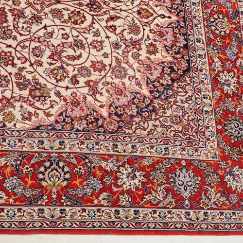 Isfahan 伊斯法罕

Z-Persia，约1980年，在底部中央签名。软木羊毛和丝绒材料，丝质项链。密集的花卉设计，有一个8格的星形奖章和2个垂饰，周围是&hellip;