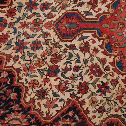BAKHTIAR Bakhtiar

Z-Persia，约1900年。 密集的花卉作品。米色领域包含一个优雅的红色圆形奖章，有2个垂饰，周围密布着精细绘制的叶子&hellip;