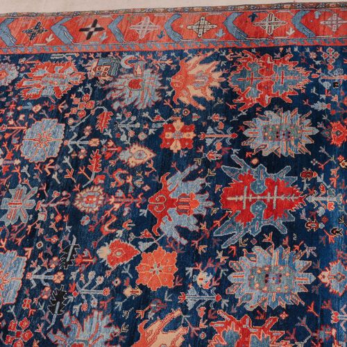 Azeri 阿泽里语

O 土耳其，约1980年。 午夜蓝色的中心区域装饰着华丽的赫兹叶子和藤蔓。宽大的红色十字叶主边框上有两个时尚的副边框。自然磨蚀。状况非常&hellip;