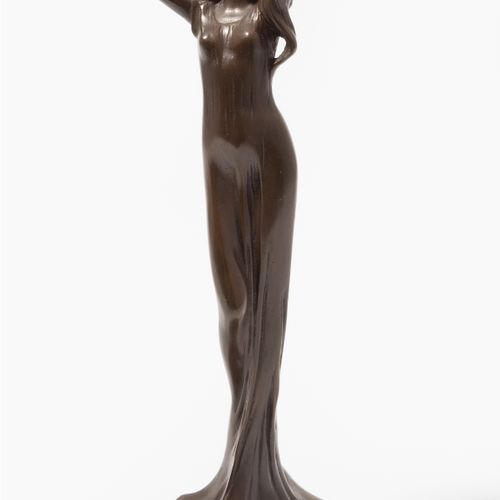 Julien Causse Julien Causse

(法国 1869-1914)

青铜，有深色斑纹。艺术家的签名和铸造厂的印章。站立的年轻女子，长发飘飘&hellip;