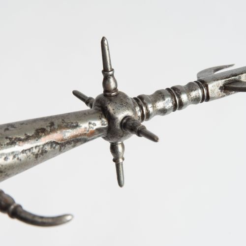 Spetum 斯贝特姆

意大利，17世纪上半叶。 方形刀刃，带刺的新月形护钩。在插座的底部有一个带有四个十字形打击钉的结点，在插座边缘的下方有两个拧着的撕裂钩&hellip;