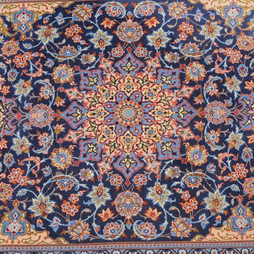 Isfahan Isfahan

Z-Persien, um 1980. Flormaterial Korkwolle, Kette Seide. Im ele&hellip;