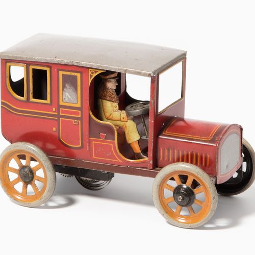 Bing, kleine Reise-Limousine 宾，小型旅行房车

德国，约1910/20年，有公司标志。金属板，彩色平版印刷。带司机的红色豪华轿车。&hellip;