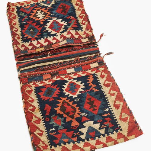 Shahsavan-Tasche 沙赫萨万包

波斯西北部，约1910年，平织品。午夜蓝色的正方形主场上布满了各种颜色交替的阶梯状钻石，两边是红白相间的跑狗边。&hellip;