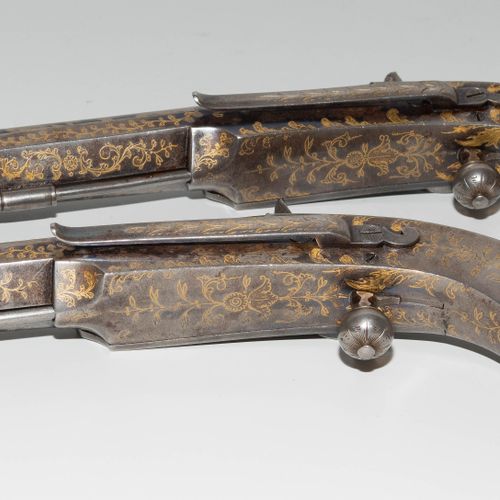 Perkussionspistolen-Paar 一对打击式手枪

英国/苏格兰，1830年左右。 精心装饰的全铁武器。圆桶（长16厘米），12槽刻面腔，口径1&hellip;