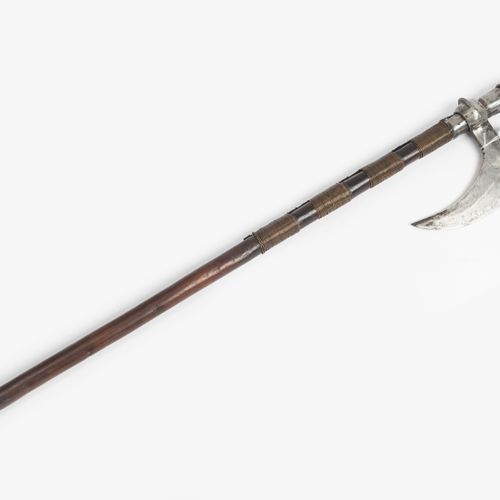 Streitaxt, Tabar 战斧，塔巴尔

北印度，18/19世纪 康德战斧，有弯曲的斧刃和铁制的脊柱口。铁制的尖头套在几何装饰的铜制圆锥形壶嘴上。木制圆&hellip;