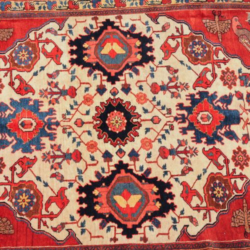 BIDJAR 毕加索

西波斯，约1900年。 一块具有罕见设计的超细绒毛地毯。非常具有装饰性的白色菱形场地上有各种色调的大花掌，以及几何花带。4个红色的角楣上&hellip;