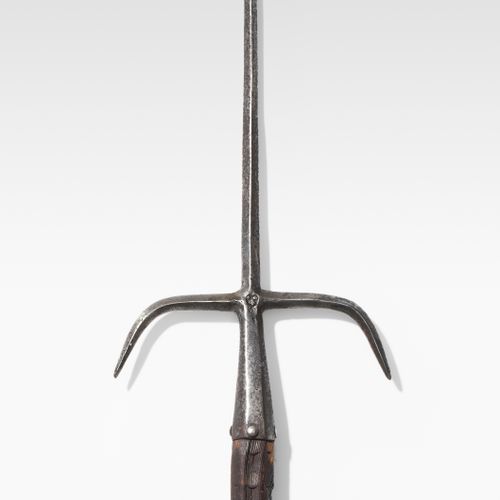 Spetum 斯贝特姆

瑞士/德国，约1500年。63厘米长的方尖，底部有两个撕裂的钩子。一侧有一个心形的锻造标记 "两个球交叉"。八角形的壶嘴，精心雕刻的八&hellip;