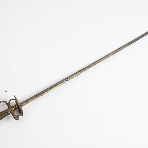 Galadegen 笪地剑

德国北部/斯堪的纳维亚，17世纪末。 黄铜铸成的剑柄，有一个镂空的球状鞍座和明显的护指。侍卫的套房里有装饰性的马斯克。腹部的刀柄有&hellip;