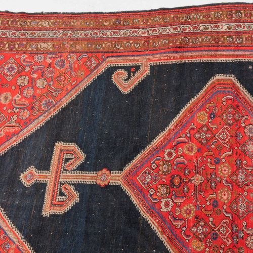 MALAYER マルタール

Z波斯，约1910年。 一个红色的六边形装饰有Herati散点装饰和2个钩状马刺，放置在空的午夜蓝色六边形领域。宽大的红色边框延续&hellip;