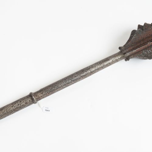 Streitkolben 麦斯

意大利/法国，约1550年。 铁的腐蚀程度较重；可能在地下或水中发现。对接头有六个异型击针和一个尖头形的对接端。光滑的空心枪托&hellip;