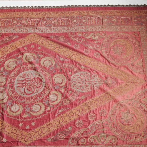 Osmanisches Tuch Ottoman Cloth

Turkey, c. 1900. The red field of the silk cloth&hellip;
