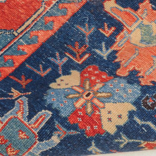 Azeri 阿泽里语

O 土耳其，约1980年。 午夜蓝色的中心区域装饰着华丽的赫兹叶子和藤蔓。宽大的红色十字叶主边框上有两个时尚的副边框。自然磨蚀。状况非常&hellip;
