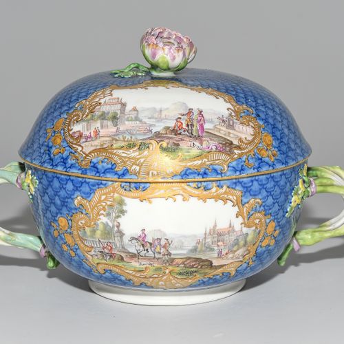 Meissen, Deckelterrine mit Unterschale 迈森，有盖的汤杯和碟子。

瓷器，18世纪下半叶。釉里红剑纹，压号22（下碗）。在&hellip;
