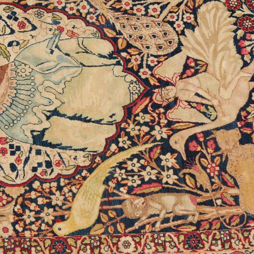 Kirman-Figural 科尔曼小雕像

波斯东南部，约1900年。 密密麻麻的天堂花园，有树木、花卉图案、卷须带、动物和鸟。波斯帝国的标志（太阳和狮子）在&hellip;