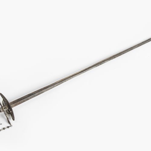 Galadegen 笪地剑

法国，约1800年。 精心琢磨的铁柄，带有花瓶形的鞍座，def.握柄链，以及精细的花纹穿孔护手。直柄，有不成熟的护指；同样有切面，&hellip;
