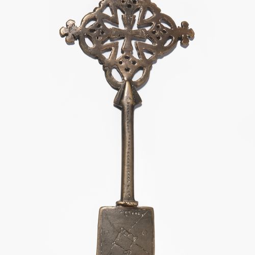 Handkreuz Hand cross

Ethiopia, 17th century. Brass, engraved and punched. Openw&hellip;