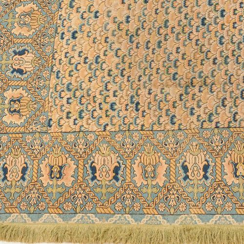 Seidenstickerei 丝绸刺绣

可能是法国，约1800年。 整个中心区域被密集排列的丝状花朵所覆盖，无休止地重复。饰有棕榈花的浅蓝色宽边构成了一个装&hellip;