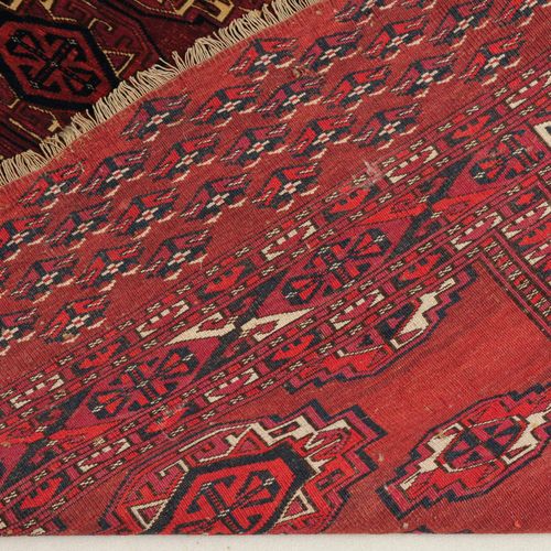 Jomud-Juwal Gioiello Jomud

S Turkmenistan, 1920 circa. Il fondo rosso-marrone è&hellip;