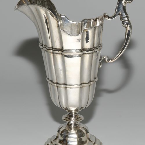 Helmkanne, Augsburg 头盔壶，奥格斯堡

约1725-30年，银质。硕士标记 Johann Jakob Schoap I.圆形，桶形脚，壶身有&hellip;