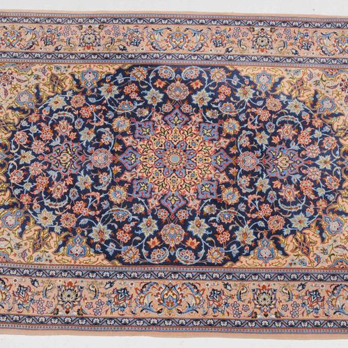 Isfahan Isfahan

Z-Persien, um 1980. Flormaterial Korkwolle, Kette Seide. Im ele&hellip;