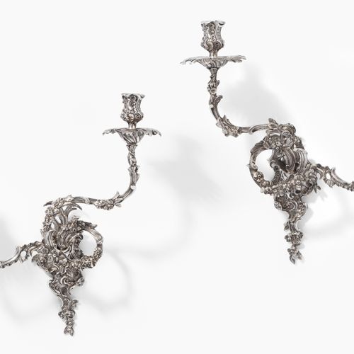 1 Paar Appliken 1对贴花

法国，19世纪末。 青铜，镀银。壁挂式，从中可以看到两个带水口和滴水板的弧形烛台臂。有罗盖尔和花的装饰。高42厘米。
