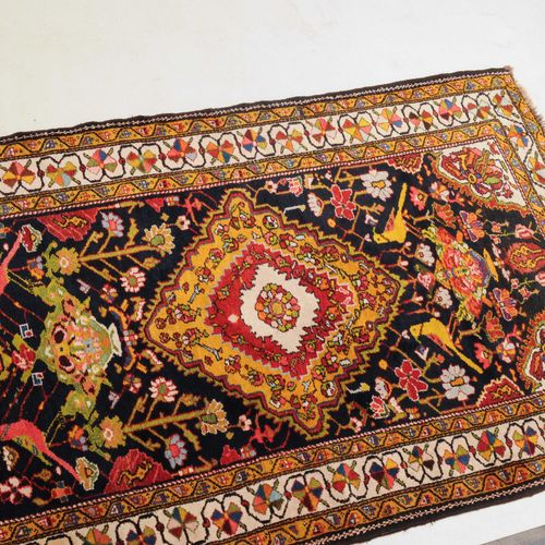 Luri-Bakhtiar Luri-Bakhtiar

S Persia, c. 1900. En el campo central, de color az&hellip;