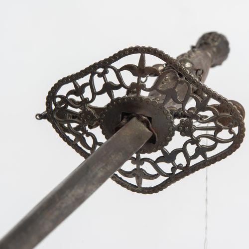 Galadegen 笪地剑

法国，约1800年。 精心琢磨的铁柄，带有花瓶形的鞍座，def.握柄链，以及精细的花纹穿孔护手。直柄，有不成熟的护指；同样有切面，&hellip;