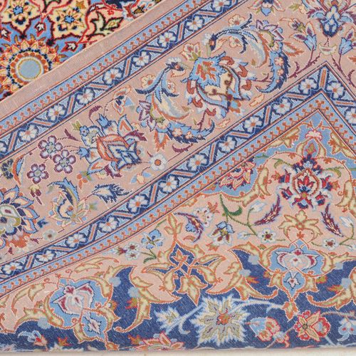 Isfahan 伊斯法罕

Z波斯，约1980年。 软木羊毛绒材料，丝绸经线。优雅的午夜蓝中心领域包含一个圆形的星形奖章，有浅蓝色的花萼和2个流线，周围有密集的&hellip;