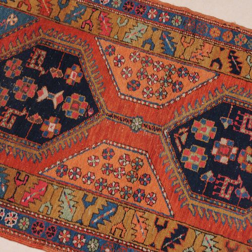 HERIZ Heriz

Noroeste de Persia, c. 1910. En el campo central, de color terracot&hellip;