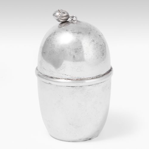 Etrog-Dose 埃特罗格盒

魏玛，约1900年，银质。硕士标记Theodor Müller。锥形杯状。可拆卸的圆形盖子，带有水果胶囊吊坠。半月/冠，大师&hellip;