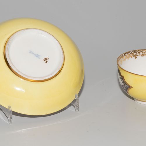 Meissen, Koppchen mit Unterschale 迈森，小壶与碟子

瓷器，约1740年。两件作品上都有釉里红剑印，压印编号66（Koppch&hellip;