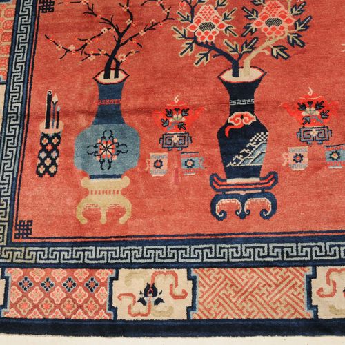 Pao-Tao 宝涛

蒙古南部，约1930年。3张桌子上有花瓶，花瓶上装饰着荷花，牡丹和中国的装饰品图，在鲑鱼地上，两侧是茶壶和杯子，拐杖和无限的结。一个装饰&hellip;