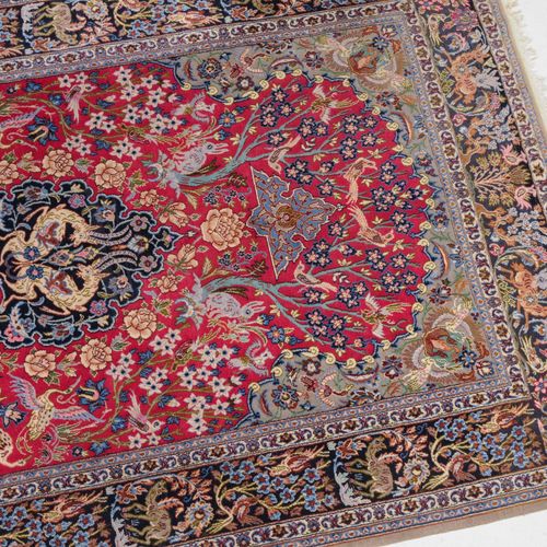 Isfahan 伊斯法罕

Z波斯，约1970年。 软木羊毛堆积材料，丝绸经线。红色领域显示了一个祈祷龛（mihrab）下面的一个装满鲜花的花瓶，两边是玫瑰藤、&hellip;