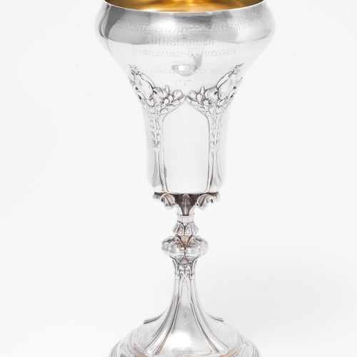 Schützenpokal 步枪手杯

沙夫豪森，日期为1908年。 新艺术风格。银色，内部镀金。凸起的圆形底座，带有花卉浮雕的弧形穹顶。刻有 "FLOBERT&hellip;
