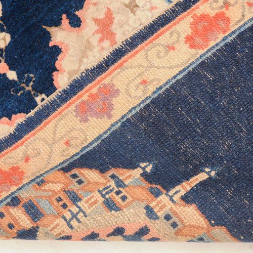 Pao-Tao 宝涛

蒙古南部，约1930年。 地毯分为2个装饰性的深蓝色区域。上部显示的是对中国城镇的描绘，而下部呈现的是一个覆盖着中国交通灯和花瓶的祈祷龛&hellip;