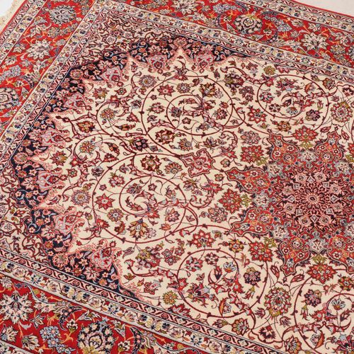 Isfahan Isfahan

Z-Persien, um 1980. Unten in der Mitte signiert. Flormaterial K&hellip;