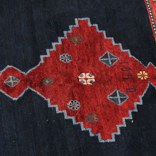 KAZAK 卡扎克

南高加索地区，日期为 "1940年"。在优雅的深蓝色中心区域，有3个红色的相互连接的阶梯式钻石奖章，上面装饰着四方钻石和丝状单花。红色、蓝&hellip;