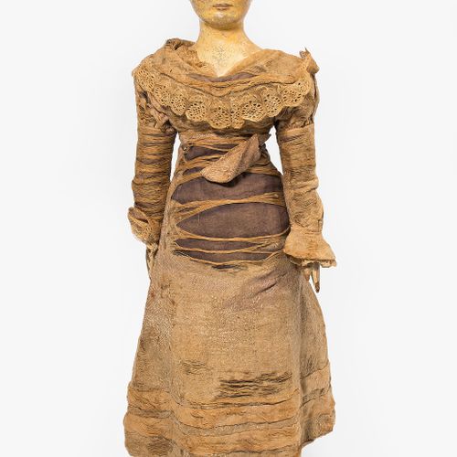 Frühe Holzpuppe 早期的木制玩偶

可能是德国，约1840年。 木制的胸前头套和彩绘，精雕细琢的发髻。有四肢的木制身体，手掌套。穿着原版服装的比德&hellip;