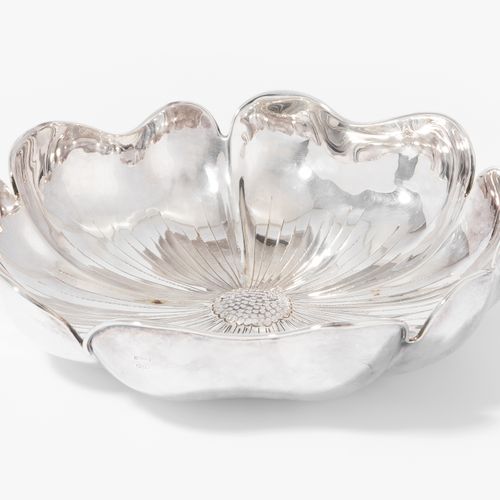 Schale 碗

20世纪的银器。标记的主人。形状像一朵花。成色925，直径20.5厘米，重约340克。