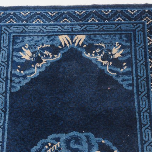 Pao-Tao 宝涛

蒙古南部，约1930年。 深蓝色地面上的云中有一条飞龙，角上有4条天龙。一个蜿蜒的内边框衬托着主边框，主边框上有一个装饰性的中国图案。下&hellip;