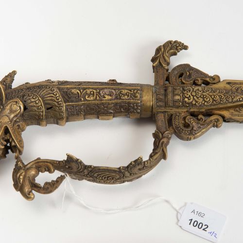 Kurzsäbel, Kastane 短马刀，铸币

锡兰，18/19世纪。 精雕细琢的黄铜剑柄，剑座为神话中的龙头形状。巨大的单刃刀，有一个后尖和两个狭窄的凹&hellip;